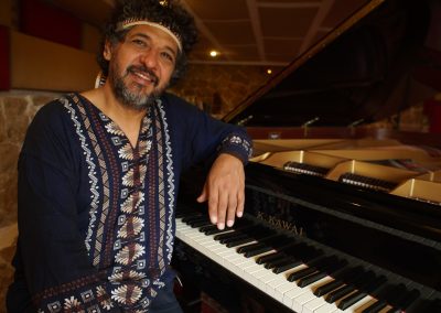 NEWEN TAHIEL (Carlos Maza) sobre piano